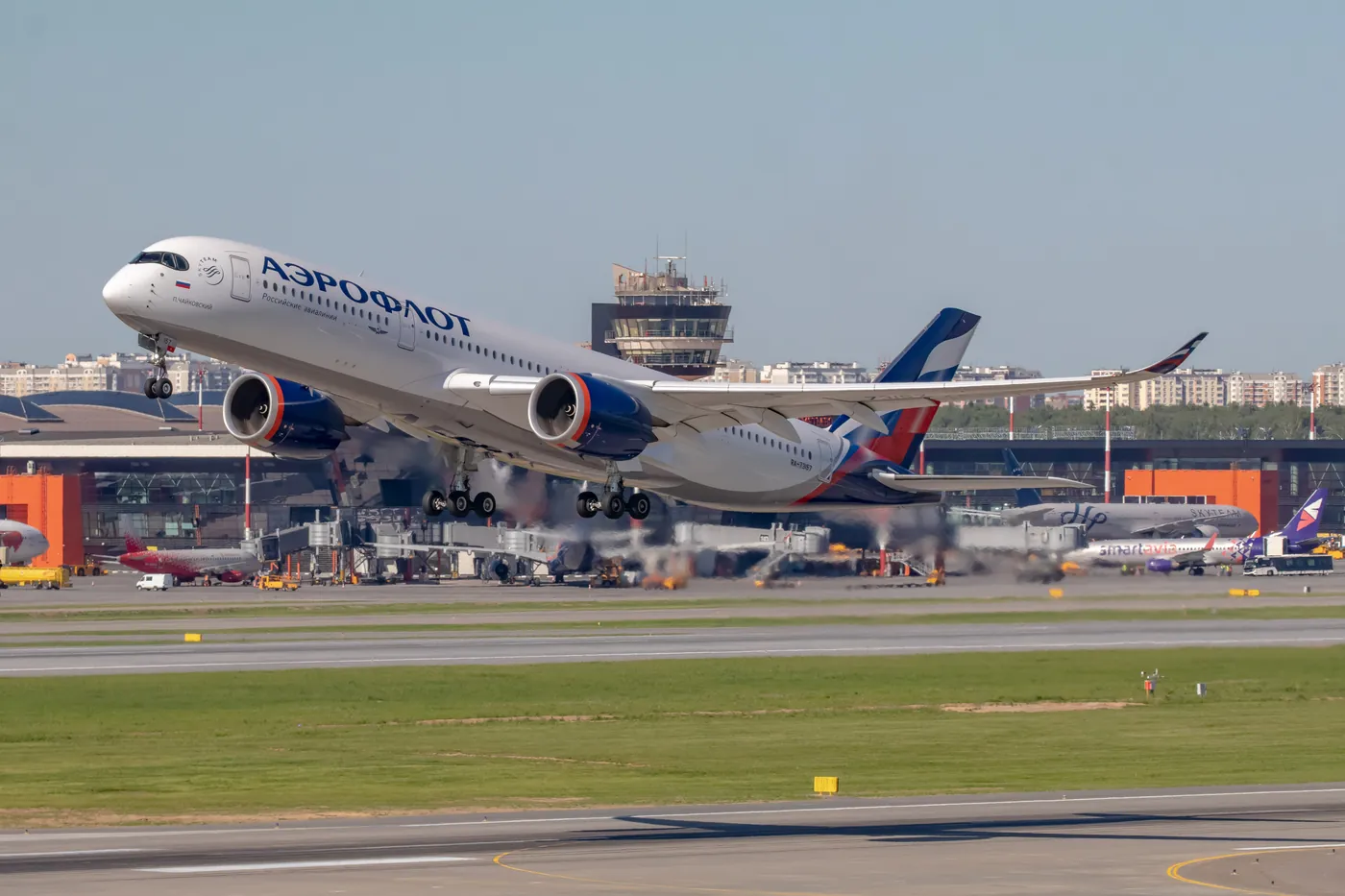 Airbus A350 «Аэрофлота» на взлёте в Шереметьеве